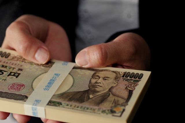 闇金業者に大金を渡してしまう。黒部市で弁護士に無料相談して解決へ